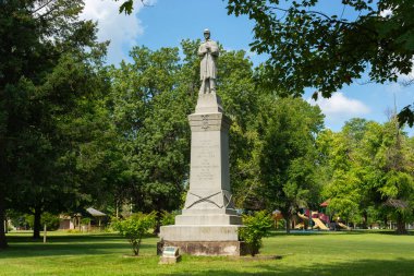İç Savaş Anıtı Wiley Parkı 'nda İç Savaş askerleri ve denizcileri onurlandırıyor. Galva, Illinois, ABD.
