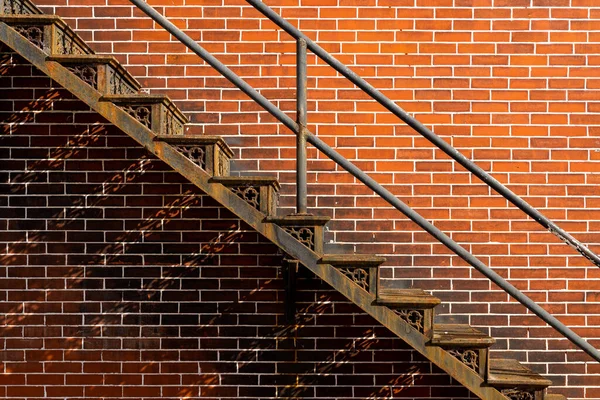 Antigua Escalera Metal Oxidado Con Pared Ladrillo Fondo — Foto de Stock