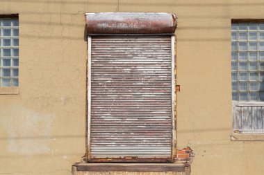 Küçük yükleme iskelesindeki eski paslı kapı..