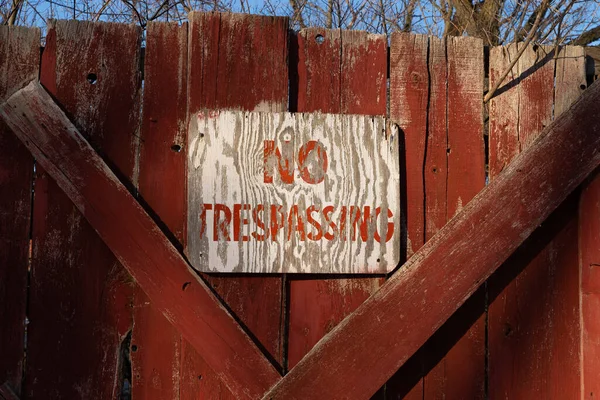 Stary Zniszczony Znak Inrespassing Czerwonym Drewnianym Ogrodzeniu — Zdjęcie stockowe