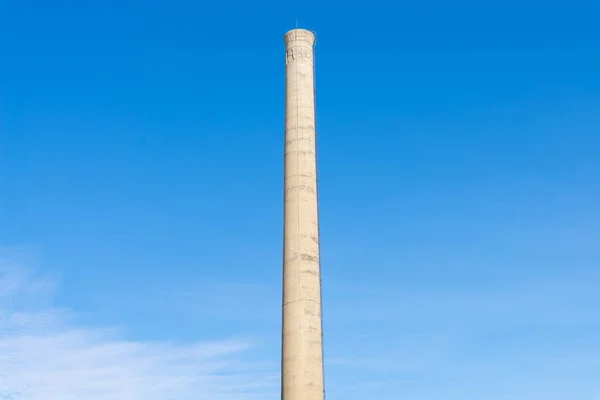 背景に青い空の古い煙の山 — ストック写真