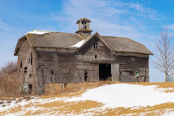 美しい冬の朝に農村中西部の古い木造納屋 — ストック写真