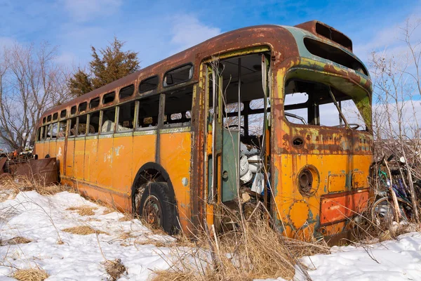 Autocar Abandonné Rouillé Dans Champ Enneigé — Photo