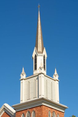 Arka planda mavi gökyüzü olan eski kilise..