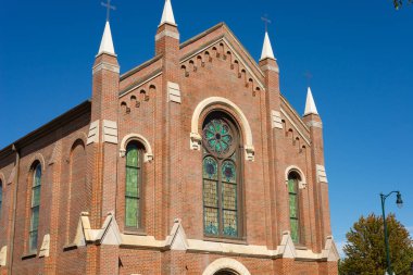 Arka planda mavi gökyüzü olan eski kilise..