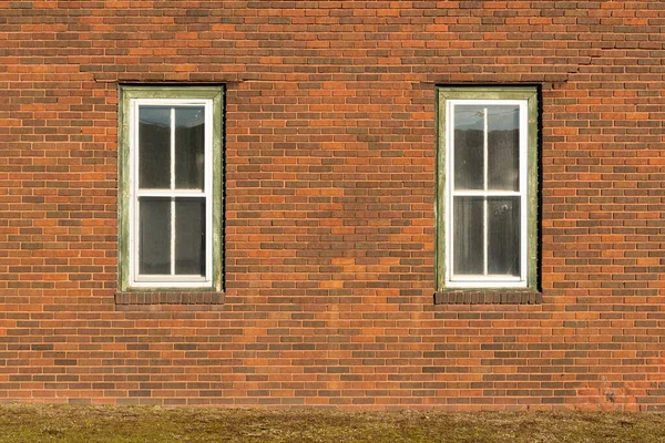Mur Brique Rouge Avec Deux Fenêtres — Photo