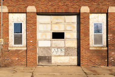 Midwest kasabasında terk edilmiş sanayi binası..