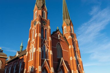 Ortabatı şehrinde, arkasında mavi gökyüzü olan eski ve güzel bir kilise..