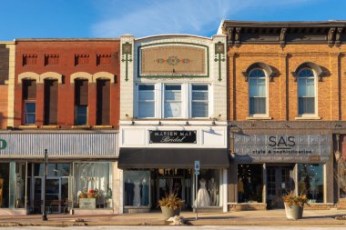 LaSalle, Illinois - 20 Şubat 2022: Güneşli güzel bir öğleden sonra eski şehir mağazaları.