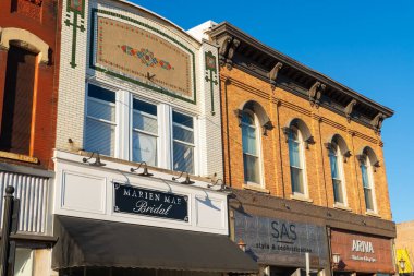 LaSalle, Illinois - 20 Şubat 2022: Güneşli güzel bir öğleden sonra eski şehir mağazaları.