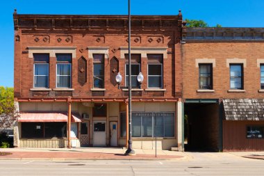 Belvidere, Illinois - ABD - 28 Haziran 2021: Güzel bir yaz sabahı Belevidere şehir merkezinde eski tuğla bina ve mağaza önü.