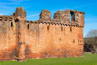 Kuzey İngiltere 'deki tarihi Penrith Kalesi' nin dış duvarları güzel bir bahar sabahında. Penrith, İngiltere.