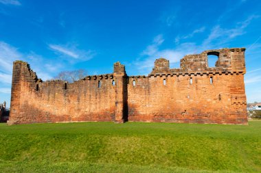 Kuzey İngiltere 'deki tarihi Penrith Kalesi' nin dış duvarları güzel bir bahar sabahında. Penrith, İngiltere.