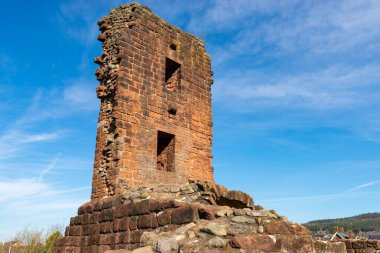 Güzel bir bahar sabahında tarihi Penrith Kalesi Kızıl Kulesi 'nin kalıntıları. Penrith, İngiltere.