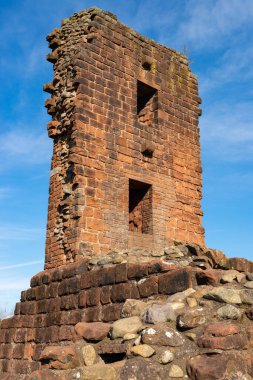 Güzel bir bahar sabahında tarihi Penrith Kalesi Kızıl Kulesi 'nin kalıntıları. Penrith, İngiltere.