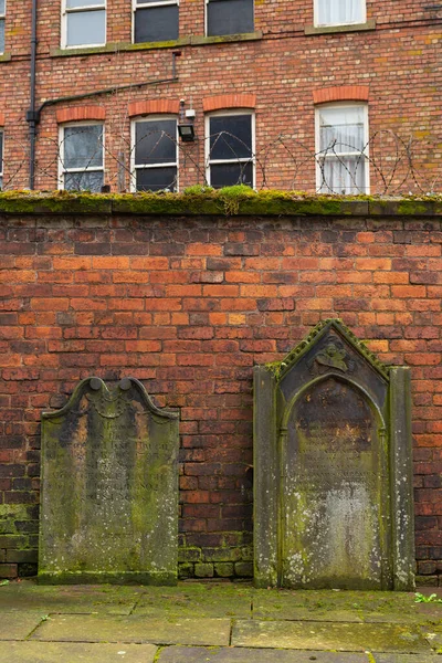 Oude Grafstenen Rustend Tegen Oude Bakstenen Muur Engelse Stad — Stockfoto