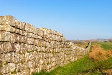 Milattan sonra 122 'de öğlen ışığında inşa edilen Hadrian Duvarı' nın kalıntıları. Birdoswald, İngiltere.