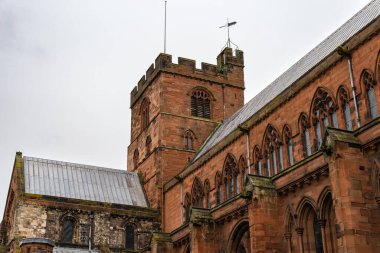 Carlisle Katedrali, 1133 yılında yağmurlu bir bahar gününde inşa edildi. Carlisle, Birleşik Krallık.