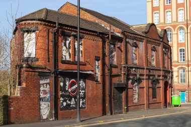 Wigan, İngiltere - Birleşik Krallık - 15 Mart 2022: İngiltere 'nin eski tuğla binasının dışı.