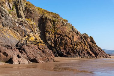 İskoç sahilindeki uçurum duvarları. Sandyhills Plajı, Dalbeattie, İskoçya.