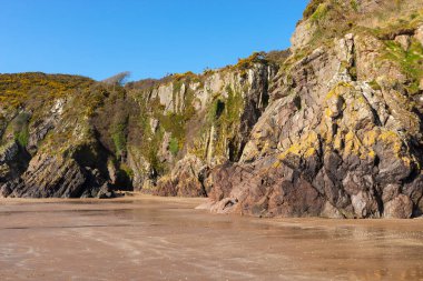 İskoç sahilindeki uçurum duvarları. Sandyhills Plajı, Dalbeattie, İskoçya.