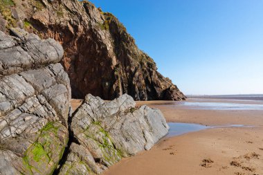 İskoç sahilindeki uçurum duvarları. Sandyhills Plajı, Dalbeattie, İskoçya.