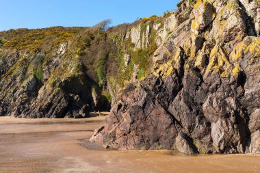 İskoç sahilindeki uçurum duvarları. Sandyhills Plajı, Dalbeattie, İskoçya.