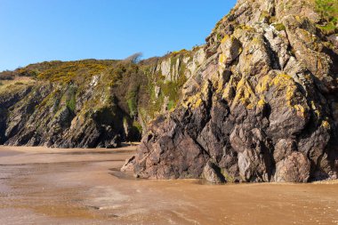 İskoç sahilindeki uçurum duvarları. Sandyhills Plajı, Dalbeattie, İskoçya.