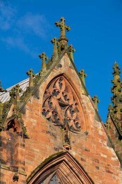 Güzel bir bahar sabahında kasaba merkezindeki eski Katedral 'in dışında. Carlisle, İngiltere.