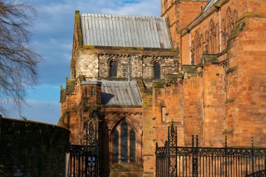 Güzel bir bahar sabahında kasaba merkezindeki eski Katedral 'in dışında. Carlisle, İngiltere.