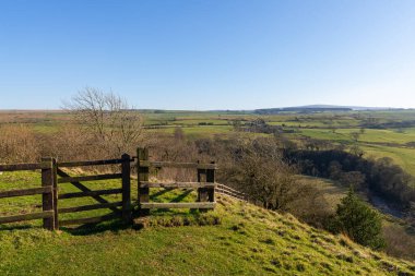 Kuzey İngiltere kırsalına bakan güzel bir bahar öğleden sonrası. Birdoswald, İngiltere.