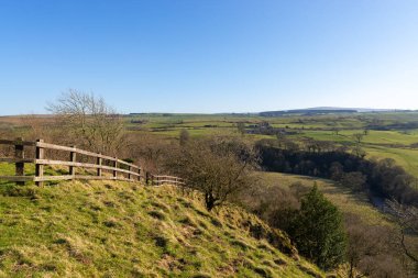 Kuzey İngiltere kırsalına bakan güzel bir bahar öğleden sonrası. Birdoswald, İngiltere.