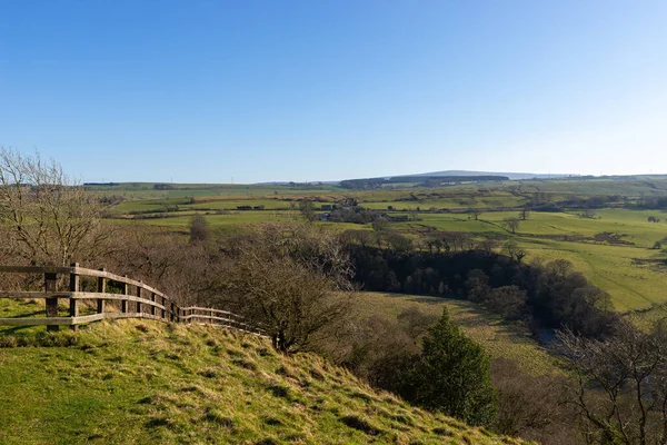 Kuzey İngiltere kırsalına bakan güzel bir bahar öğleden sonrası. Birdoswald, İngiltere.