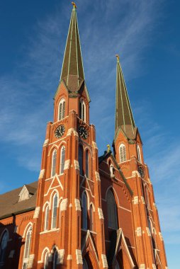Ortabatı şehrinde, arkasında mavi gökyüzü olan eski ve güzel bir kilise..