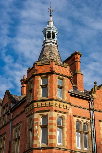 Güzel bir bahar sabahı İngiliz şehrinde güzel bir mimari..