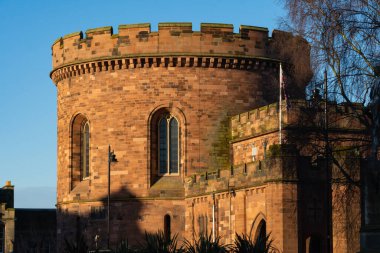 Carlisle, İngiltere - 17 Mart 2022: Güzel bir bahar sabahı Carlisle 'daki tarihi Nisi Prius Adliyesi.