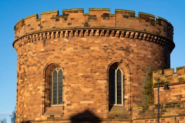 Carlisle, İngiltere - 17 Mart 2022: Güzel bir bahar sabahı Carlisle 'daki tarihi Nisi Prius Adliyesi.