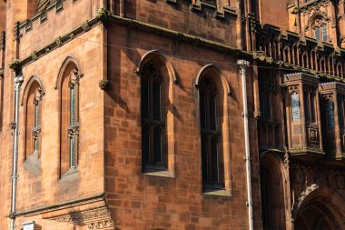 Manchester, İngiltere - Birleşik Krallık - 23 Mart 2022: John Rylands Kütüphanesi 'nin dışı, aslen 1899' da açıldı, güzel bir bahar öğleden sonrasında..