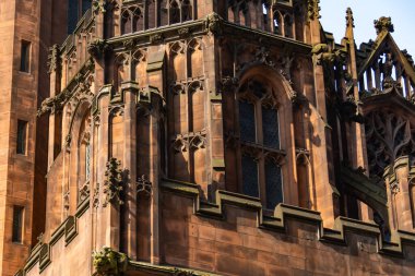 Manchester, İngiltere - Birleşik Krallık - 23 Mart 2022: John Rylands Kütüphanesi 'nin dışı, aslen 1899' da açıldı, güzel bir bahar öğleden sonrasında..