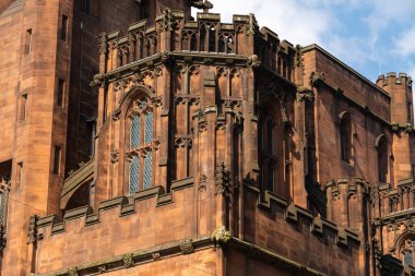 Manchester, İngiltere - Birleşik Krallık - 23 Mart 2022: John Rylands Kütüphanesi 'nin dışı, aslen 1899' da açıldı, güzel bir bahar öğleden sonrasında..