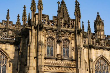 Manchester, İngiltere - Birleşik Krallık - 23 Mart 2022: Manchester Katedrali, güneşli bir bahar öğleden sonrasında 1421 'den 1882' ye kadar inşa edildi.