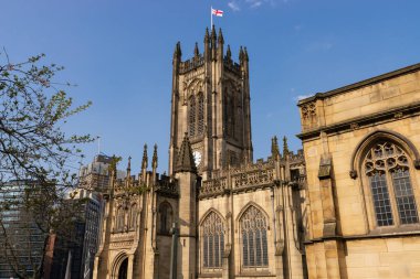 Manchester, İngiltere - Birleşik Krallık - 23 Mart 2022: Manchester Katedrali, güneşli bir bahar öğleden sonrasında 1421 'den 1882' ye kadar inşa edildi.
