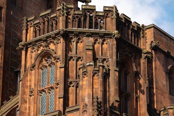 Manchester, İngiltere - Birleşik Krallık - 23 Mart 2022: John Rylands Kütüphanesi 'nin dışı, aslen 1899' da açıldı, güzel bir bahar öğleden sonrasında..