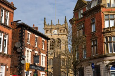 Wigan, İngiltere - Birleşik Krallık - 15 Mart 2022: Güzel bir bahar sabahı Wigan şehir merkezindeki binaların dışı.