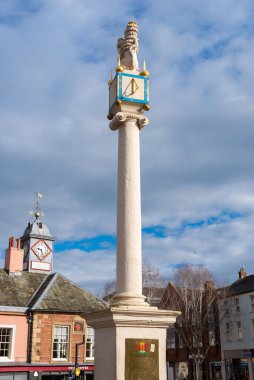 Carlisle, İngiltere - Birleşik Krallık - 17 Mart 2022: Kasaba merkezinde Carlisle Pazar Haçı, 1682 'de inşa edildi, güzel bir bahar sabahı.