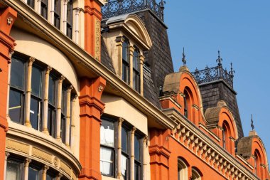 Güneşli bir bahar gününde, İngiliz şehrindeki eski binanın dış cephesi..