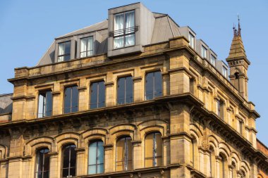 Güneşli bir bahar gününde, İngiliz şehrindeki eski binanın dış cephesi..