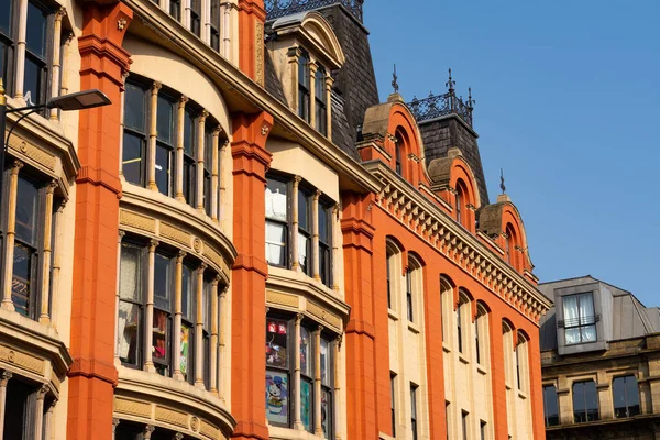 Güneşli bir bahar gününde, İngiliz şehrindeki eski binanın dış cephesi..