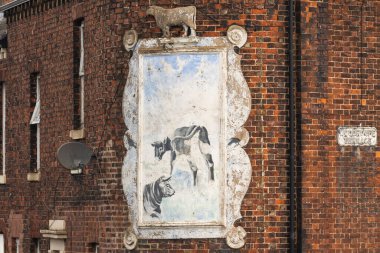 Carlisle, İngiltere - Birleşik Krallık - 22 Mart 2022: İngiltere 'nin eski tuğla binasının eski tabelası.