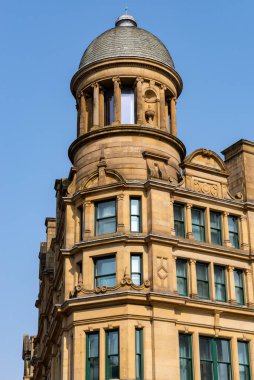 Güneşli bir bahar gününde, İngiliz şehrinin dışında..